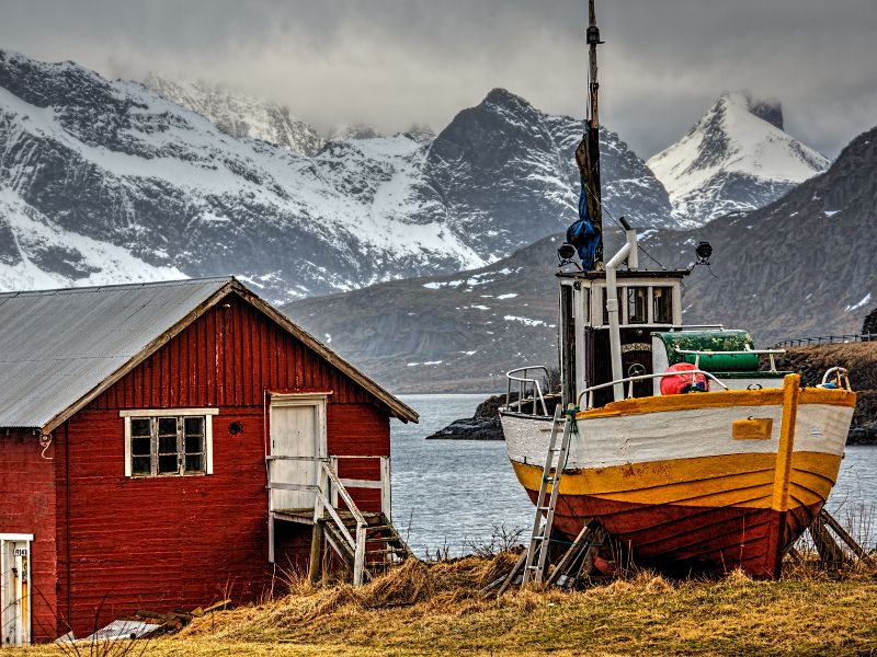 <p>Rorbu rossa e barca gialla</p>